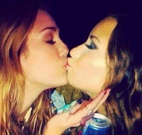 alan jess recommends Demi Lovato Lesbian Kiss