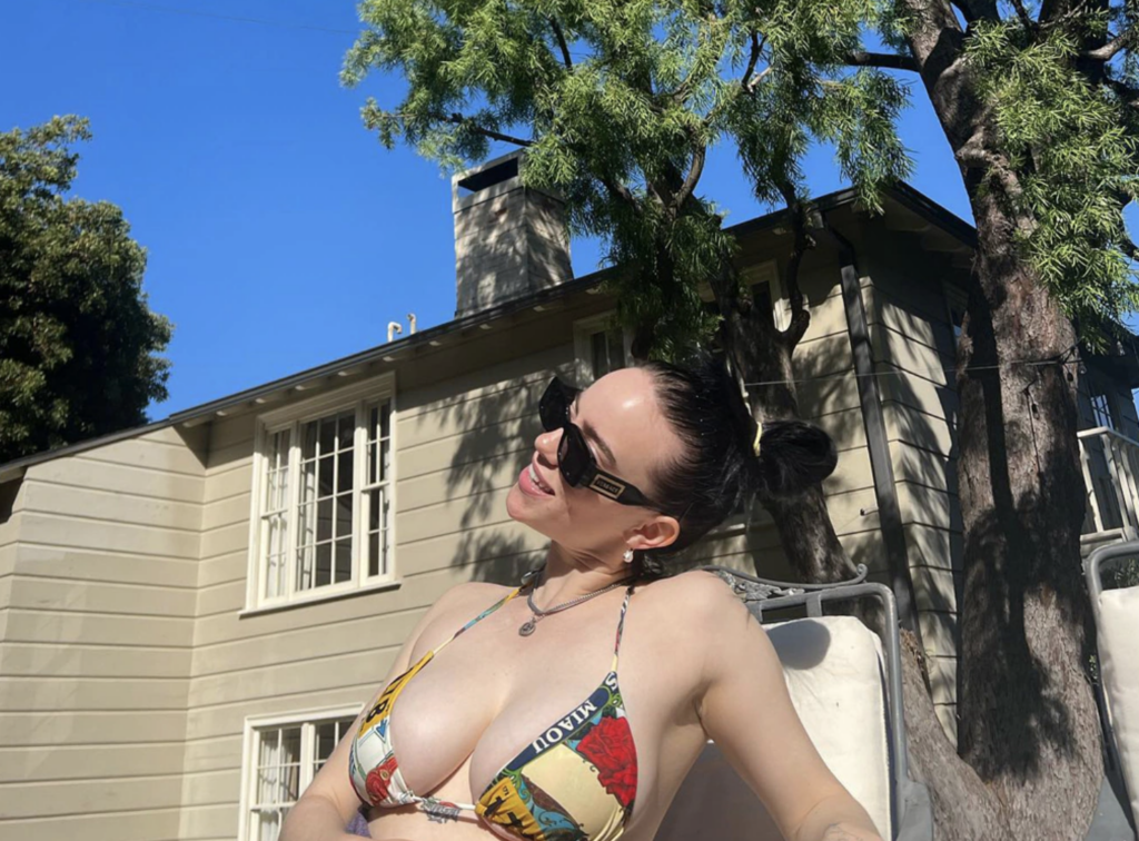 does billie eilish have big boobs