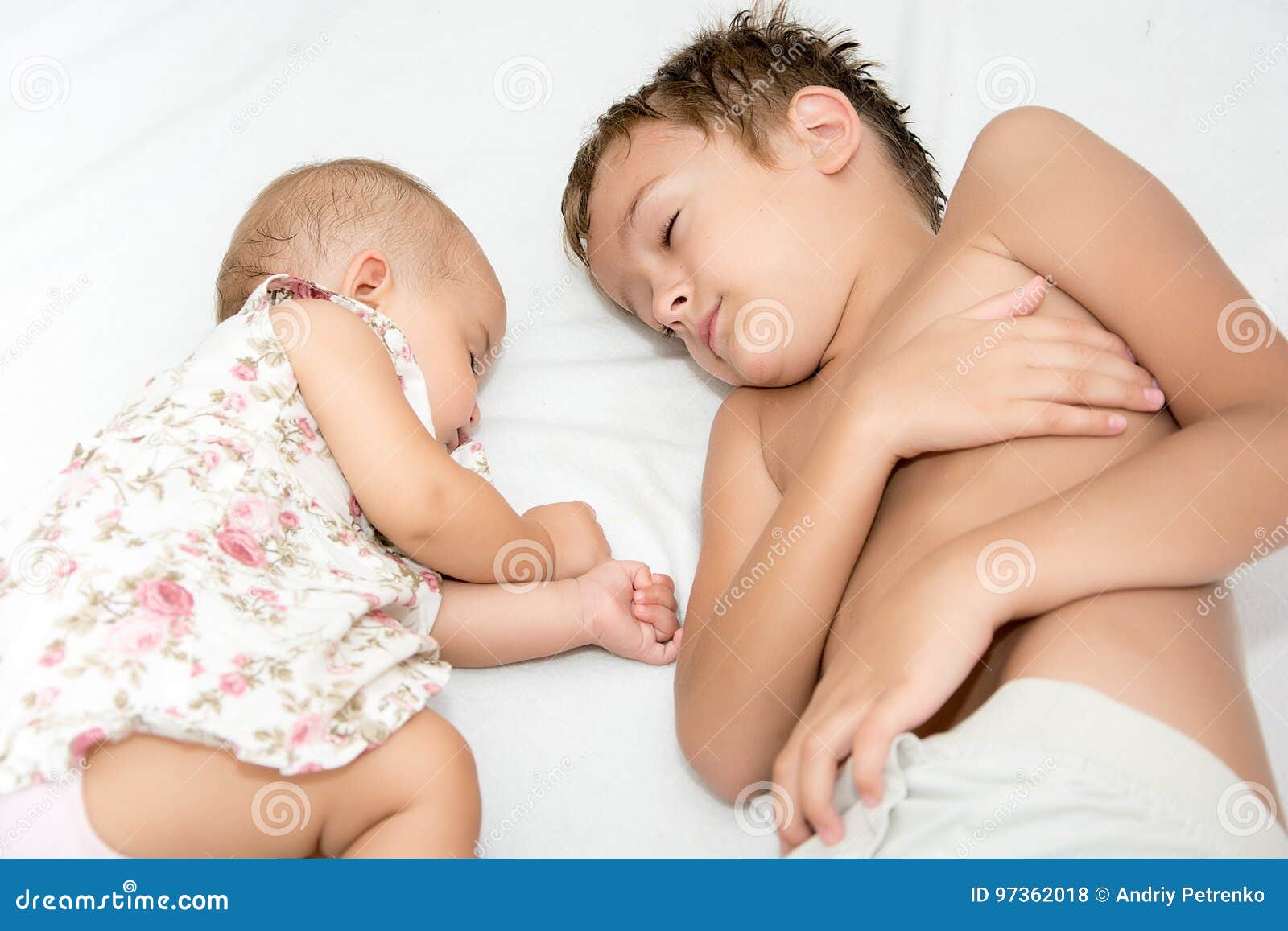cheng ka ho share sister brother sleeping together photos