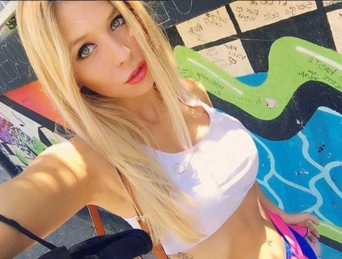 arti goyal recommends hot blonde teen selfie pic