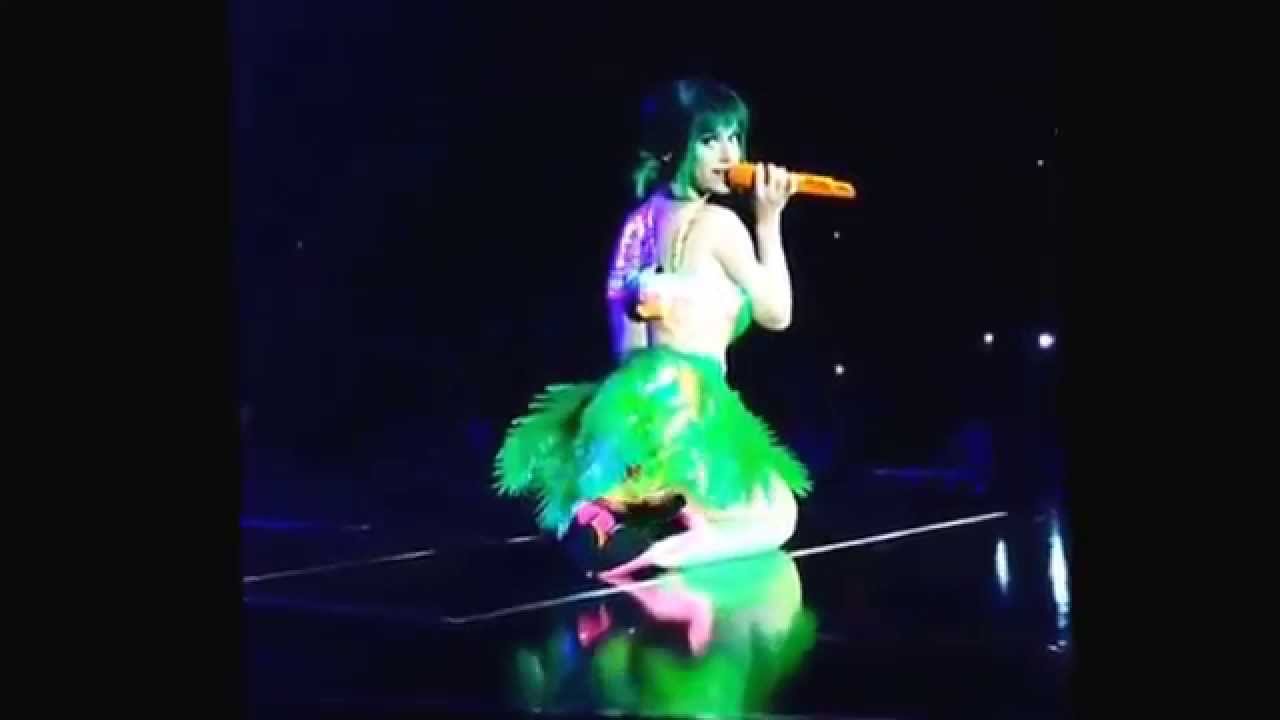 anastasia bullock recommends katy perry sexy dance pic