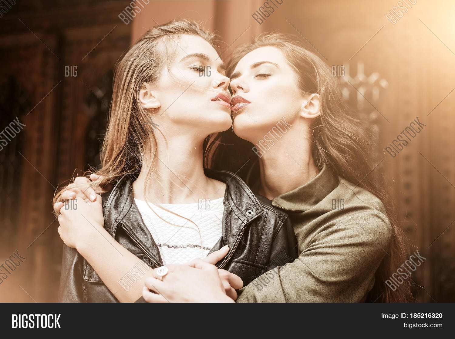 allison baker recommends Women Kissing Pics